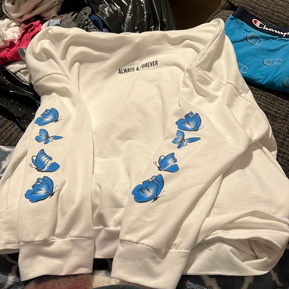 White Swestshirt